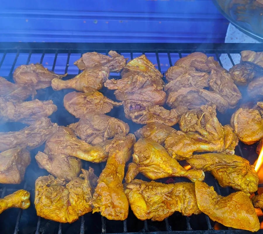 Fleisch auf dem offenen Holzkohlegrill