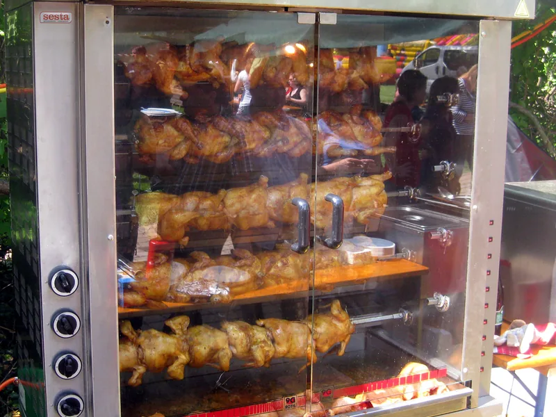 Hähnchen am Drehspieß über der Glut
