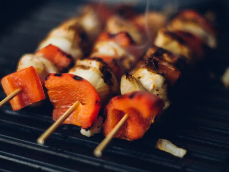 Fleischspieße auf dem Holzkohlegrill