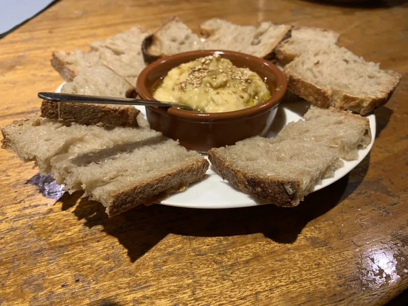Humus mit Olivenöl und arabischem Brot