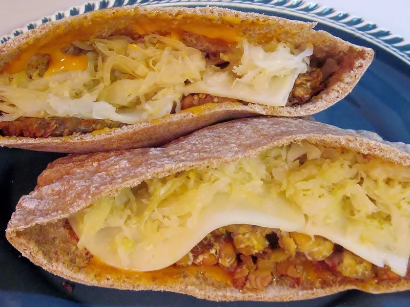 Gefüllte Fladenbrot-Tasche mit Salat