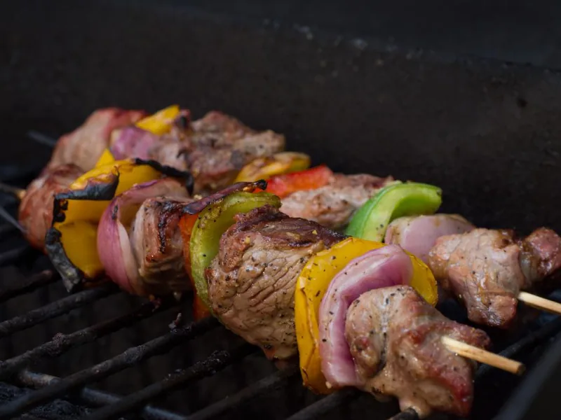 Fleisch- und Gemüsespieße auf dem Grillrost