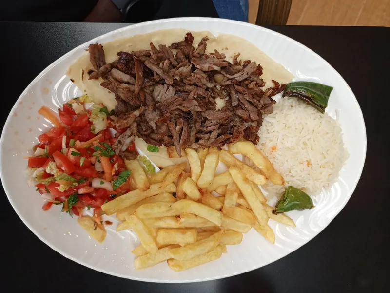 Gemischte Grillplatte mit Beilagen
